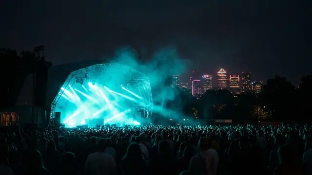 Festivalbühne bei Nacht: Erstelle dein eigenes All Points East 2026 Musikquiz-Pack (Hitster-Style) mit Hitify