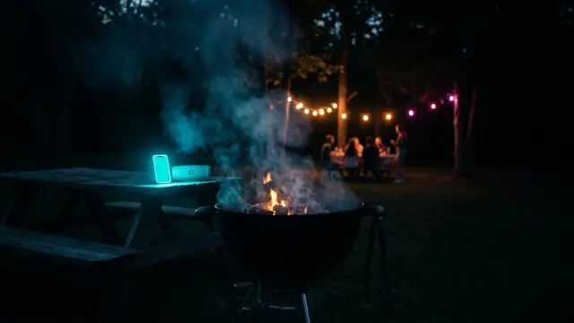 Freunde spielen ein Musikspiel auf einer Party: BBQ-Musikspiele: Mach dein Grillfest zur Party