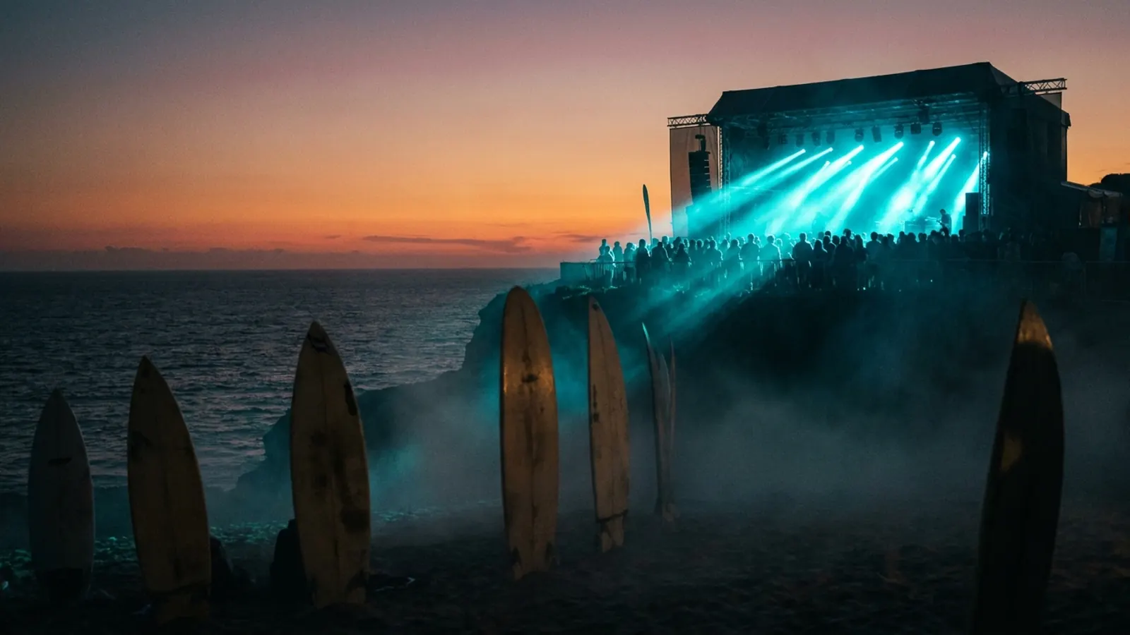 Festivalscene om natten: Lav dit eget Boardmasters 2026 musikquiz-pack (Hitster-stil) med Hitify
