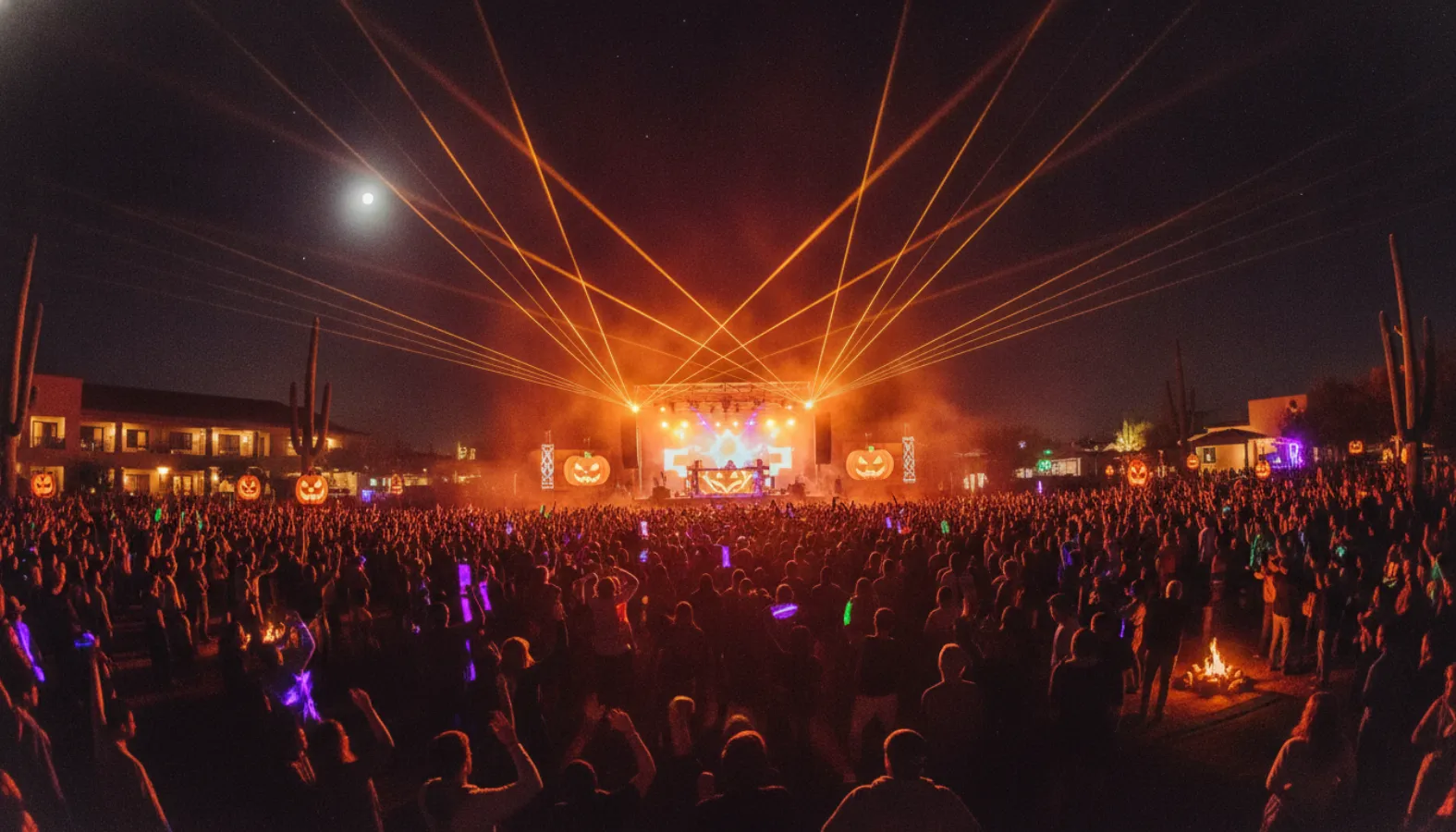 Publikum halloweenského festivalu v noci s lasery a oranžovým světlem: Vytvořte si vlastní balíček hudebniho kvizu BOO Arizona s Hitify (styl Hitster)