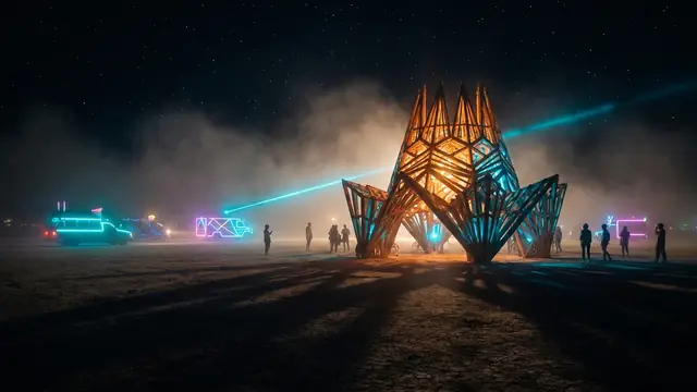 Festivalbühne bei Nacht: Erstelle dein eigenes Burning Man 2026 Musikquiz-Pack (Hitster-Style) mit Hitify