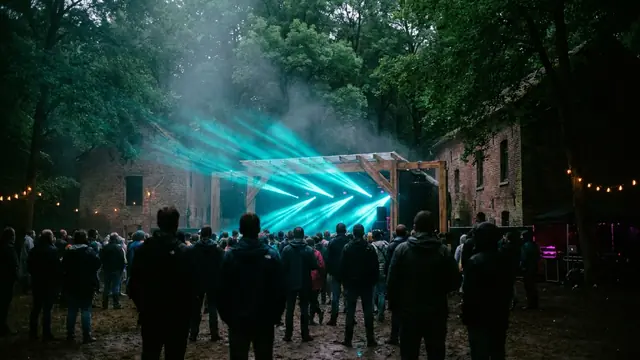 Festivalbühne bei Nacht: Erstelle dein eigenes Cabaret Vert 2026 Musikquiz-Pack (Hitster-Style) mit Hitify