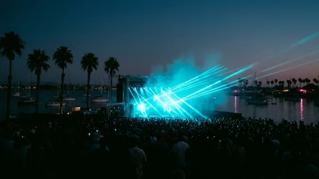 Festivalbühne bei Nacht: Erstelle dein eigenes CRSSD Fall 2026 Musikquiz-Paket (Hitster-Style) mit Hitify