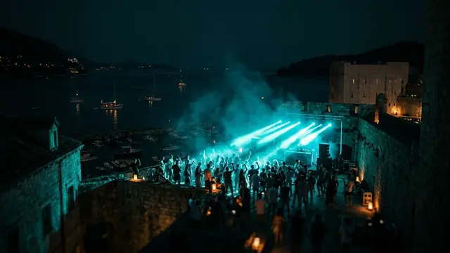 Festivalbühne bei Nacht: Erstelle dein eigenes Dimensions Festival 2026 Musikquiz-Pack (Hitster-Style) mit Hitify
