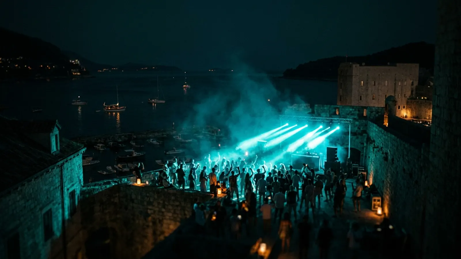 夜のフェスのステージ: HitifyでDimensions Festival 2026オリジナル音楽クイズパック（Hitster風）を作ろう