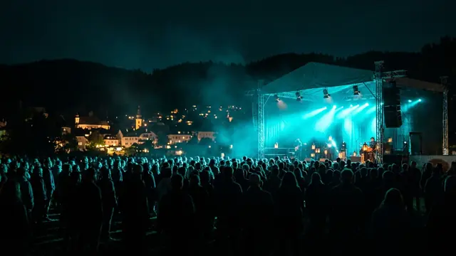Festivalbühne bei Nacht: Erstell dein eigenes Frequency Festival 2026 Musikquiz-Pack (Hitster-Style) mit Hitify