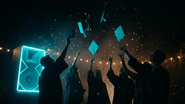Freunde spielen ein Musikspiel auf einer Party: Abschlussfeier-Musikspiele: 7 Ideen zum stilvollen Feiern