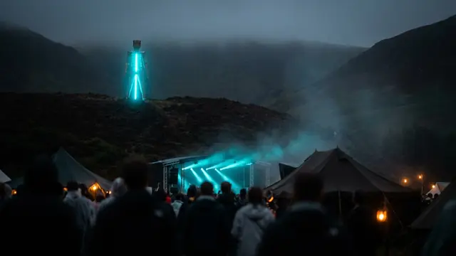 Festivalbühne bei Nacht: Erstelle dein eigenes Green Man Festival 2026 Musikquiz-Paket (Hitster-Style) mit Hitify