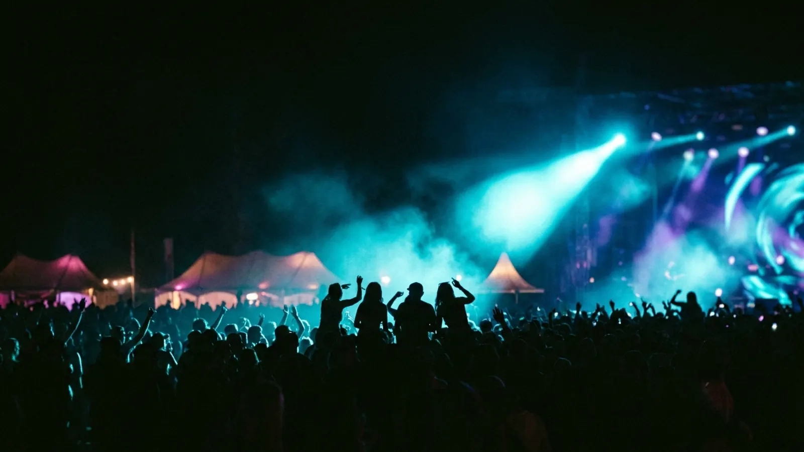 Festivalpodium in de nacht: Maak je eigen Head Trip muziekquiz-pack (Hitster-stijl) met Hitify