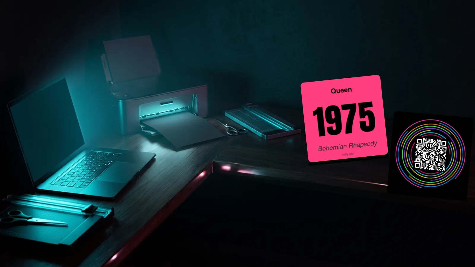 暗いデスクの上のHitifyミュージックカード、ノートPC、プリンター: 印刷用Hitster風カード：印刷可能なPDFの作り方（印刷設定つき）