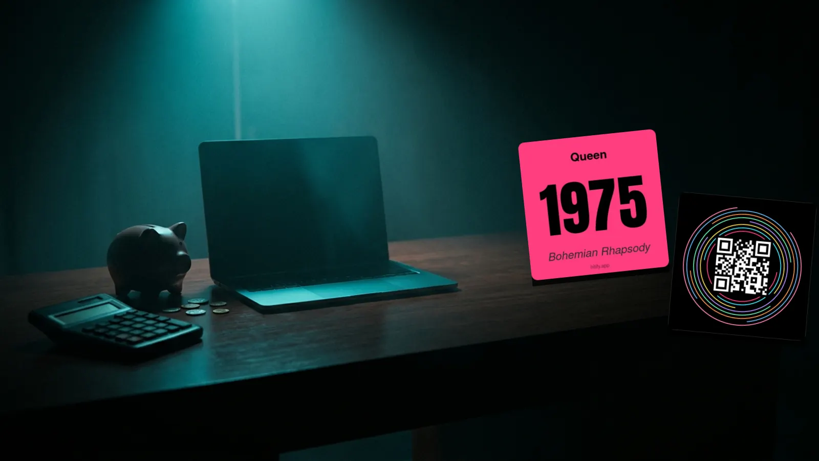 暗いデスクの上のHitifyミュージックカード、ノートPC、プリンター: 自作のHitster風ゲームは価値ある？自分で作る vs. ゲームを買う