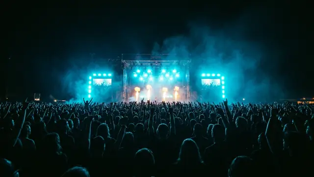 Festivalbühne bei Nacht: Erstelle dein eigenes Knotfest 2026 Musikquiz-Pack (Hitster-Style) mit Hitify