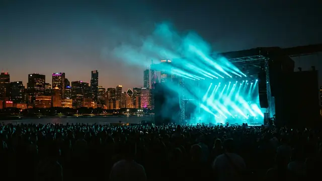 Festivalbühne bei Nacht: Erstell dein eigenes Lollapalooza 2026 Musikquiz-Pack (Hitster-Style) mit Hitify