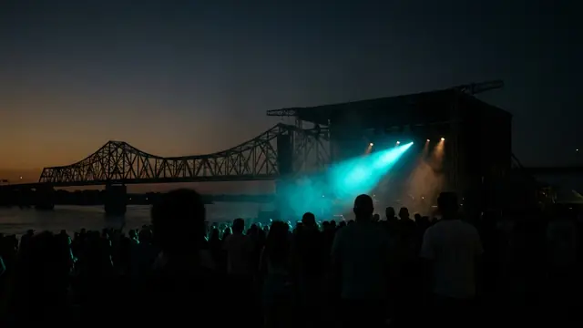 Festivalbühne bei Nacht: Erstelle dein eigenes Mempho Music Festival Musikquiz-Paket (Hitster-Style) mit Hitify