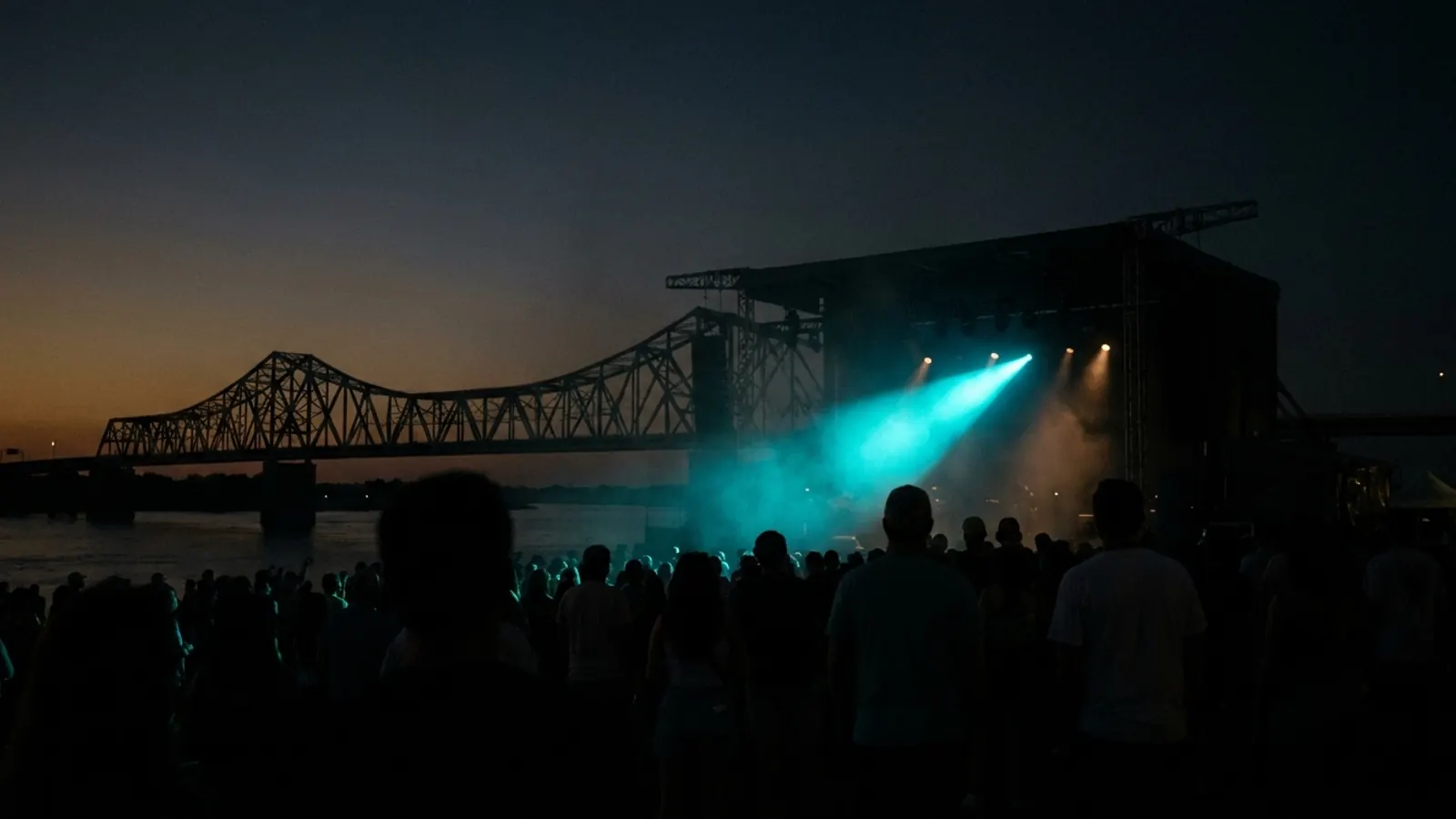 Festivalpodium in de nacht: Maak je eigen Mempho Music Festival muziekquiz-pack (Hitster-stijl) met Hitify