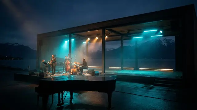 Festivalbühne bei Nacht: Erstelle dein Montreux Jazz Festival 60. Jubilaum Musikquiz-Pack (Hitster-Style) mit Hitify