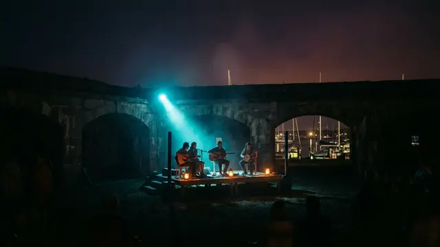 Festivalbühne bei Nacht: Erstelle dein eigenes Newport Folk Festival 2026 Musikquiz-Pack (Hitster-Style) mit Hitify