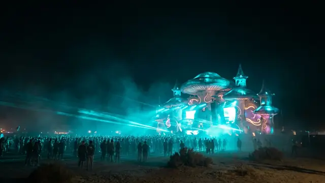 Festivalbühne bei Nacht: Erstelle dein eigenes Nocturnal Wonderland 2026 Musikquiz-Pack (Hitster-Style) mit Hitify
