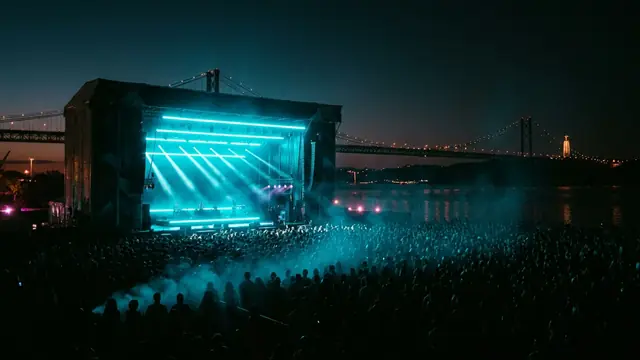 Festivalbühne bei Nacht: Erstell dein eigenes NOS Alive 2026 Musikquiz-Pack (Hitster-Style) mit Hitify