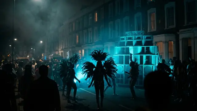 Festivalbühne bei Nacht: Erstell dein eigenes Notting Hill Carnival 2026 Musikquiz-Pack (Hitster-Style) mit Hitify