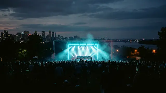 Festivalbühne bei Nacht: Erstell dein eigenes Osheaga 2026 Musikquiz-Pack (Hitster-Style) mit Hitify