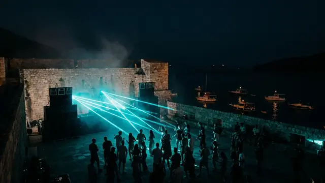 Festivalbühne bei Nacht: Erstell dein eigenes Outlook Festival 2026 Musikquiz-Pack (Hitster-Style) mit Hitify