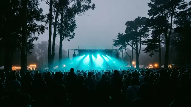 Festivalbühne bei Nacht: Erstell dein eigenes Outside Lands 2026 Musikquiz-Pack (Hitster-Style) mit Hitify