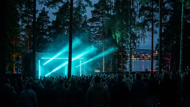 Festivalbühne bei Nacht: Erstell dein eigenes Oya Festival Musikquiz-Pack (Hitster-Style) mit Hitify