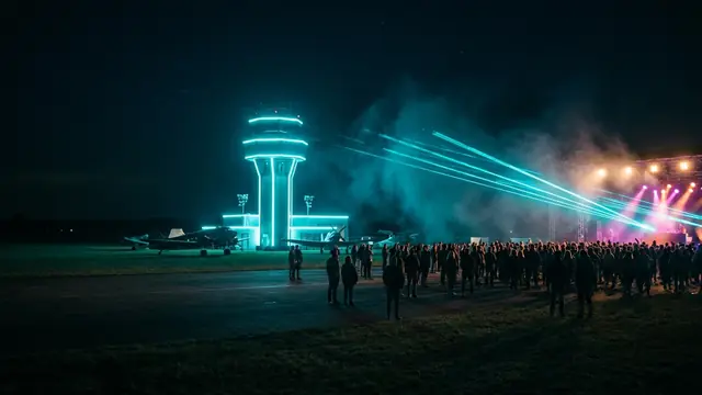 Festivalbühne bei Nacht: Erstelle dein eigenes Parookaville 2026 Musikquiz-Pack (Hitster-Style) mit Hitify