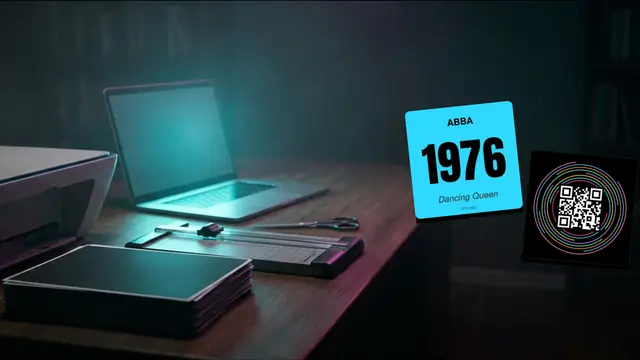 Hitify-Musikkarten, Laptop und Drucker auf einem dunklen Schreibtisch: So Druckst Du Perfekte Spielkarten Zu Hause