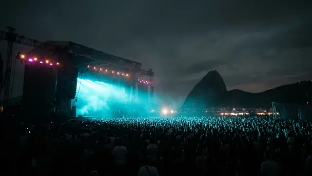 Festivalbühne bei Nacht: Erstell dein eigenes Rock in Rio 2026 Musikquiz-Pack (Hitster-Style) mit Hitify