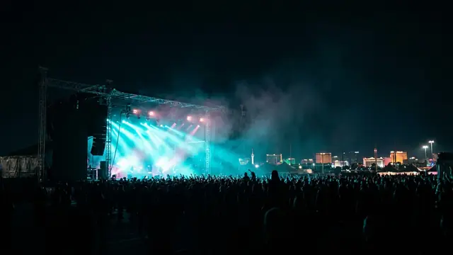 Festivalbühne bei Nacht: Erstelle dein eigenes Sick New World Musikquiz-Paket (Hitster-Style) mit Hitify