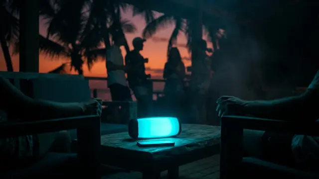 Freunde spielen ein Musikspiel auf einer Party: Frühlingsferien Musikspiele: So Wird Jeder Urlaub Zur Unvergesslichen Party