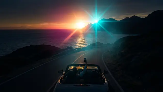 Freunde spielen ein Musikspiel auf einer Party: Sommer-Roadtrip-Musikspiele: 7 lustige Ideen für unterwegs