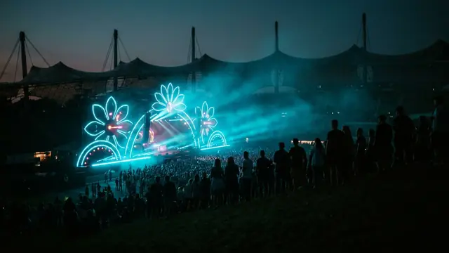 Festivalbühne bei Nacht: Erstelle dein eigenes Superbloom 2026 Musikquiz-Paket (Hitster-Style) mit Hitify