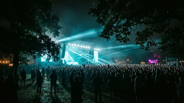 Festivalbühne bei Nacht: Erstelle dein eigenes Supremacy Musikquiz-Paket (Hitster-Style) mit Hitify