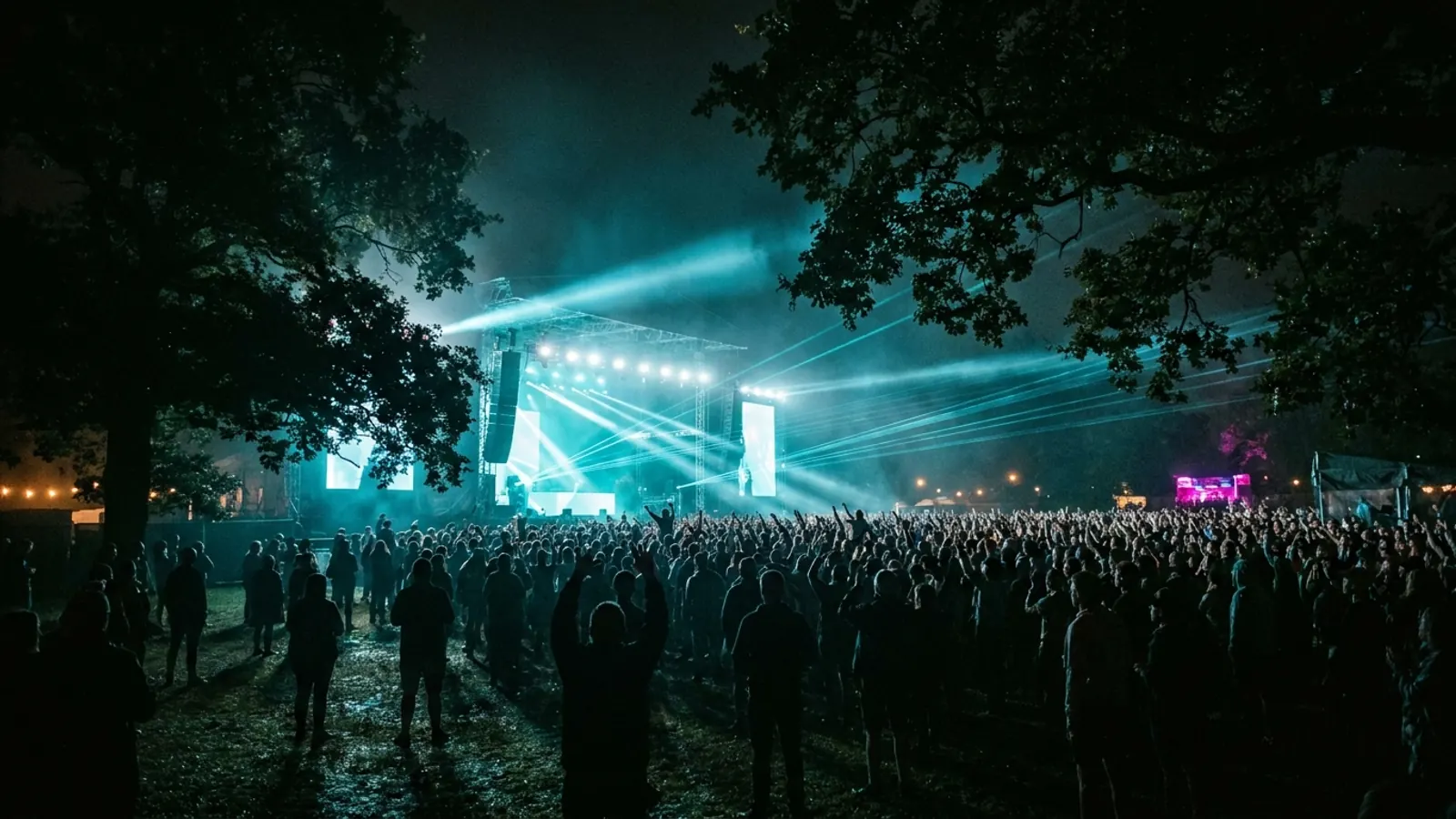 Festivalpodium in de nacht: Maak je eigen Supremacy muziekquiz-pack (Hitster-stijl) met Hitify