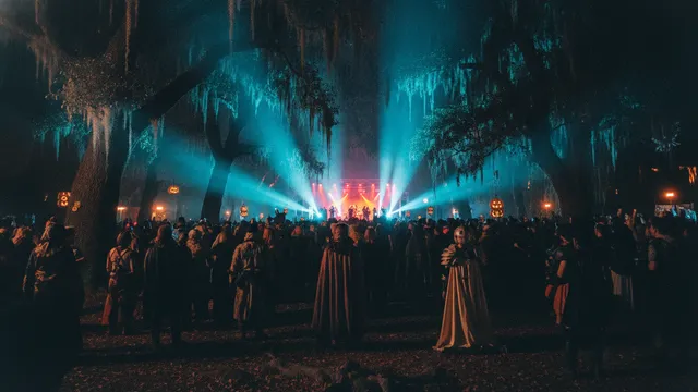 Festivalbühne bei Nacht: Erstelle dein eigenes Suwannee Hulaween Musikquiz-Paket (Hitster-Style) mit Hitify