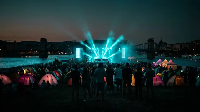 Festivalbühne bei Nacht: Erstell dein eigenes Sziget 2026 Musikquiz-Pack (Hitster-Style) mit Hitify