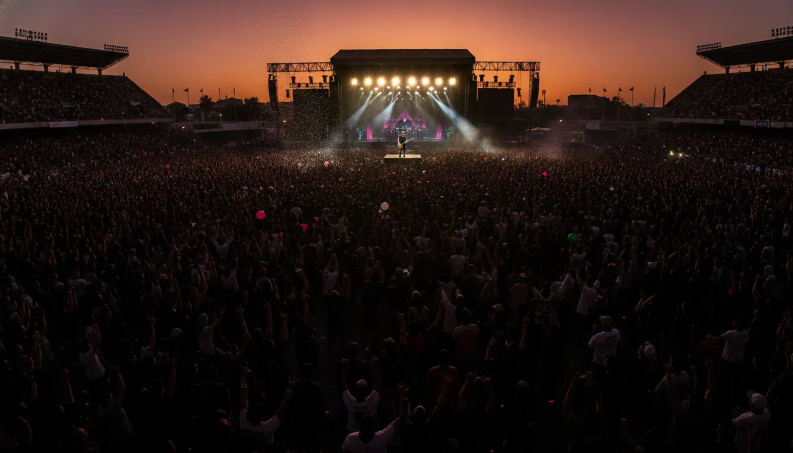 Festivalmenigte bij zonsondergang in een stadion in Tijuana met podiumlicht: Maak je eigen Tecate Península muziekquiz-pack (Hitster-stijl) met Hitify