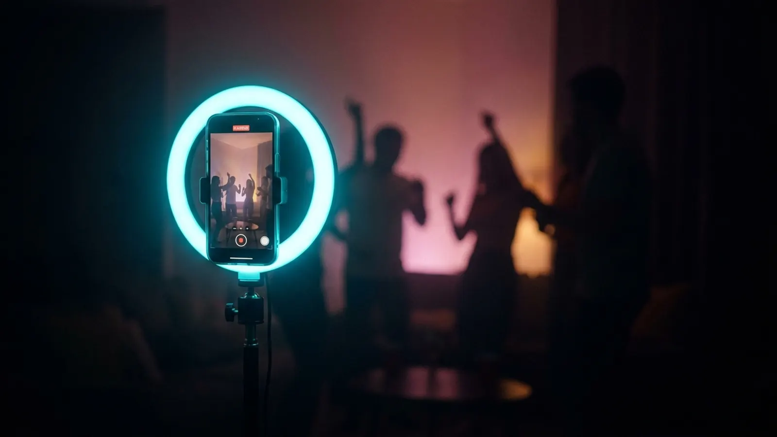 Des amis jouent à un jeu musical en soirée: Quiz Musical TikTok: Comment Organiser la Fete Parfaite