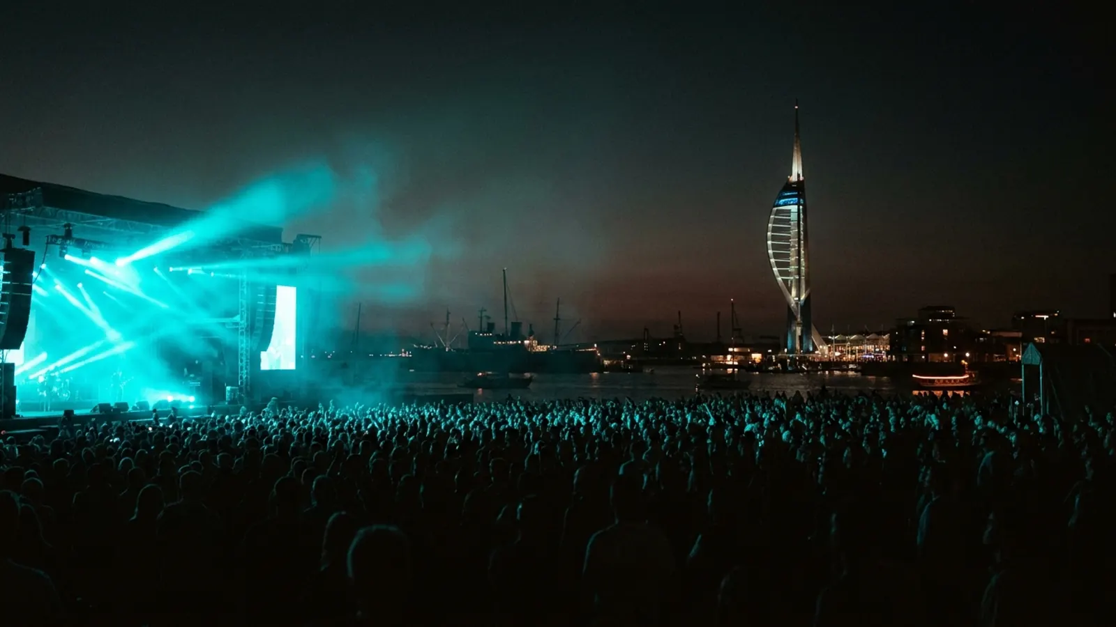 Festivalové pódium v noci: Vytvorte si vlastni Victorious Festival 2026 hudebni kviz pack s Hitify (styl Hitster)