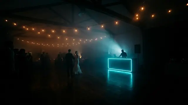 Freunde spielen ein Musikspiel auf einer Party: Hochzeitsunterhaltung Ideen: Musikspiele, die Alle zum Tanzen Bringen